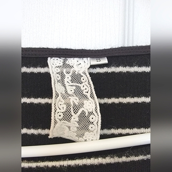 Sadie & Sage long sleeve striped bell sleeve top, size Small S - Picture 2 of 3